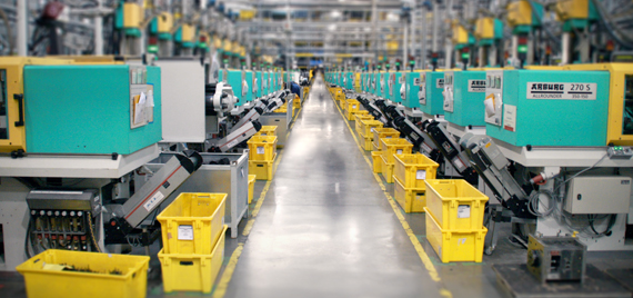 イグス工場内の射出成形機