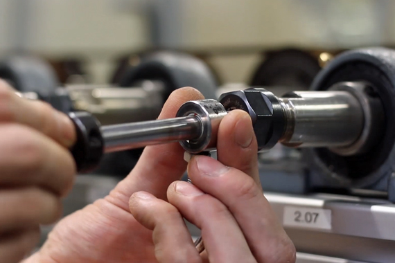 試験装置にすべり軸受を手動固定