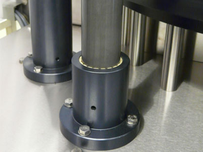 見た目も良く、低摩擦で長寿命: 軸と調和するアルミニウム製アダプタ付きドライリンR フランジ型ベアリング。