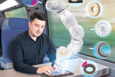 タブレットを持った男の人が電車内でロボットアームを設計