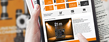 タブレットを持つ手