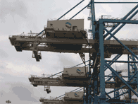 船と陸間のクレーン