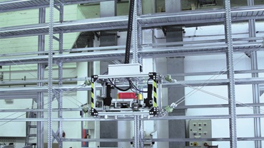 多層階倉庫のケーブルロボット