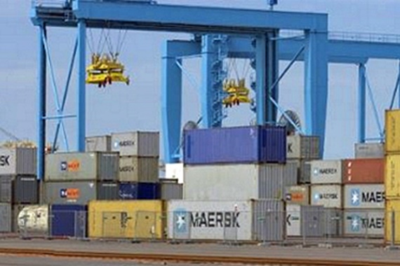 エナジーチェーン及びチェーンフレックスケーブルを使用したスタッカークレーンまたはガントリークレーン