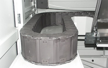 焼け跡が残らない: 特殊材質「イグミッドHT」樹脂製エナジーチューブ。ケーブルキャリアは850℃迄の高温切粉を寄せ付けません。