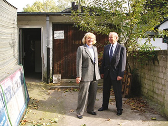 車庫の前のグンター・ブラーゼとマーガレット・ブラーゼ
