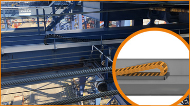 クレーンガーダの側面にエナジーチェーンを設置