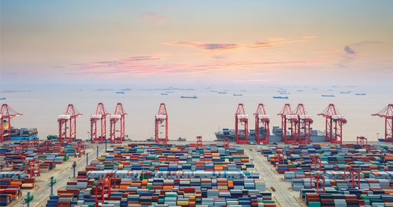 コンテナターミナルと船舶