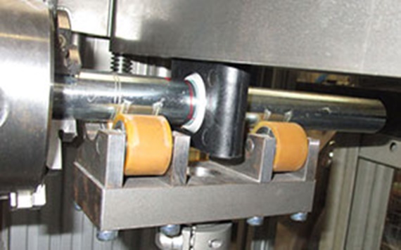 汎用的な試験工作台の上で試験を実行