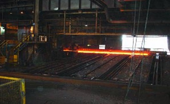 Corus Rail社の製鋼所の屋外クレーンでのエネルギー供給