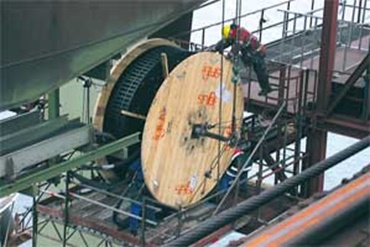 ドラムに巻きついたケーブルの段階から、エナジーチェーンシステム全体を組立・設置