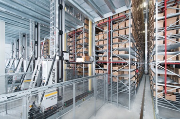 イグスのガイドロックを使用したDEMATIC高速小型立体自動倉庫