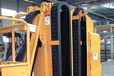 高所作業車の非常に小さなスペースに設置したエナジーチェーン