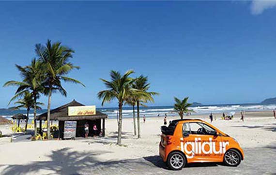 ブラジルのビーチでのイグリデュール・ツアーの車