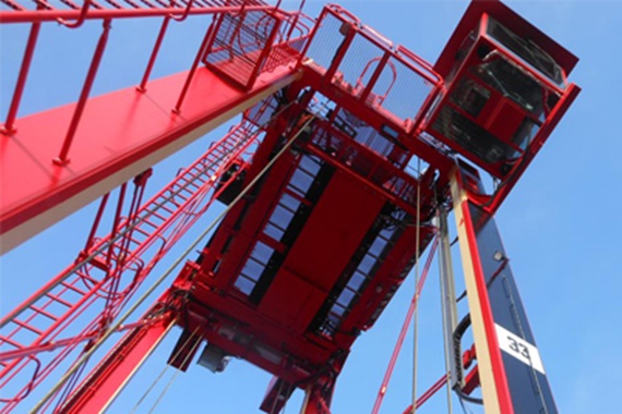 エナジーチェーン及びチェーンフレックス可動ケーブルを使用したストラドルキャリア